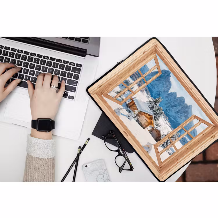 Laptop hülle - Durchblick - Winterlandschaft - Hütte - Berge - Aussicht — 3