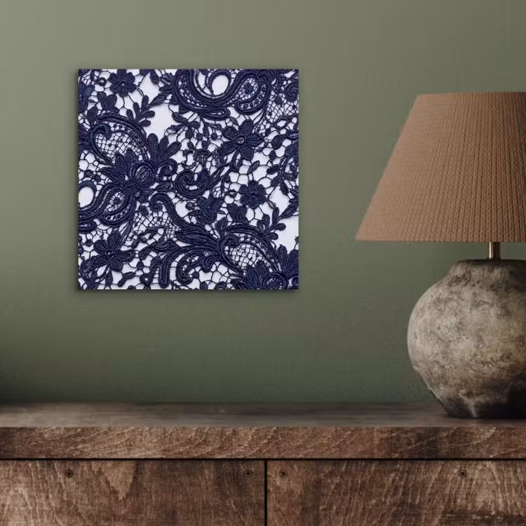 Alu-Dibond-Bild - Dunkelblaue Spitze – Blumen — 3