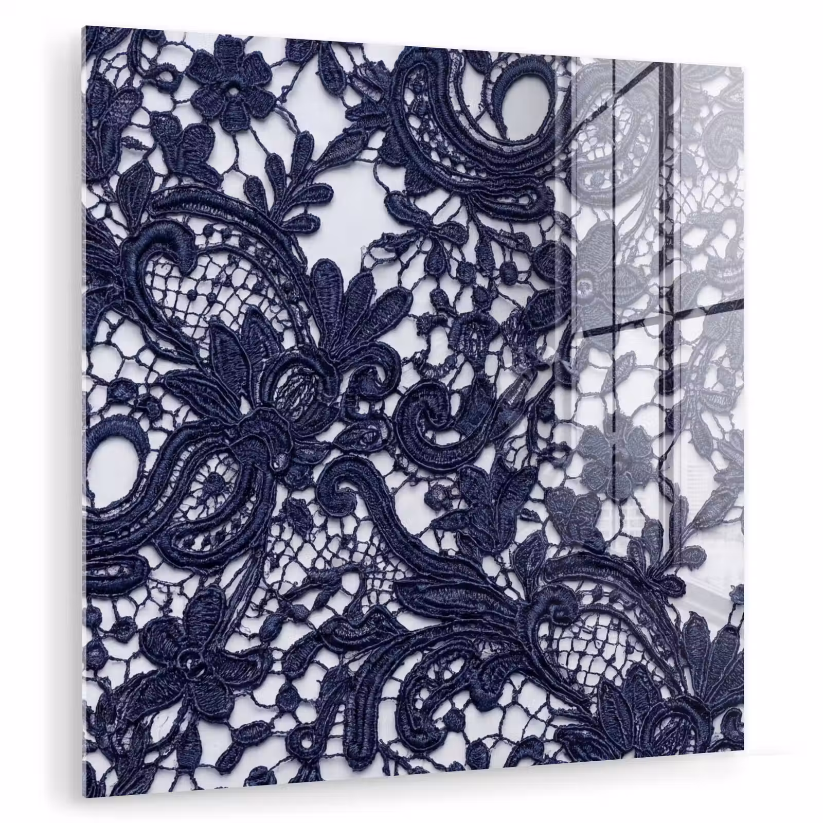 Glasbild - Dunkelblaue Spitze – Blumen — 1