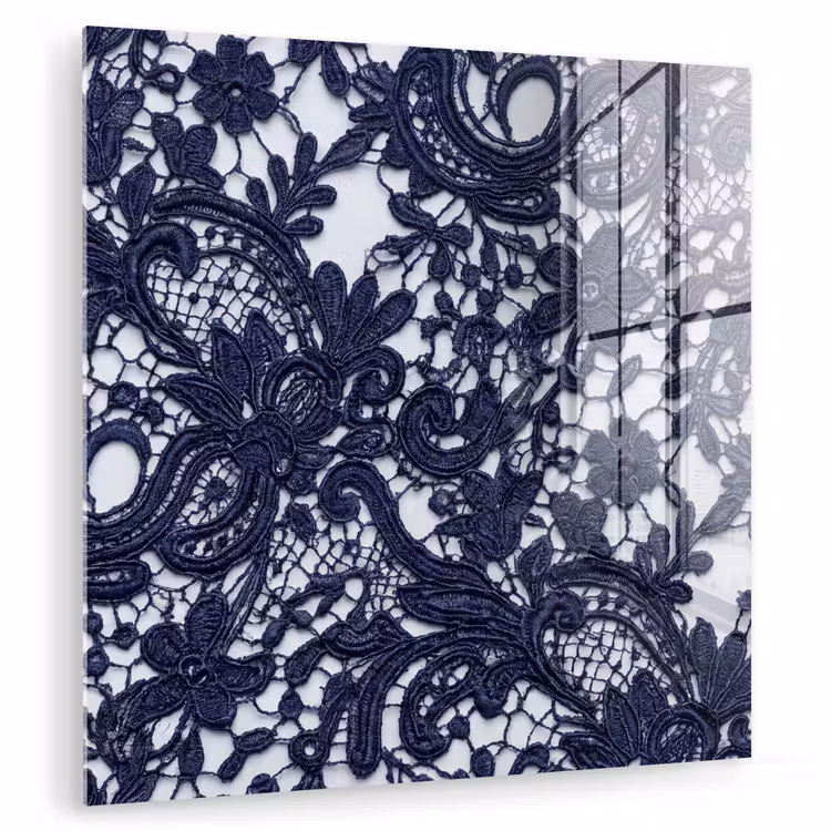 Glasbild - Dunkelblaue Spitze – Blumen — 1