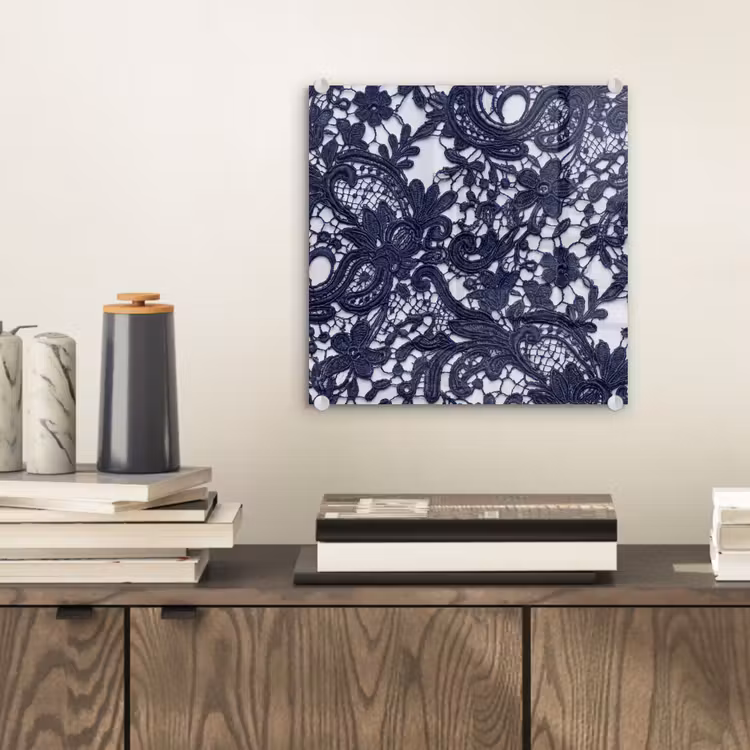 Glasbild - Dunkelblaue Spitze – Blumen — 2