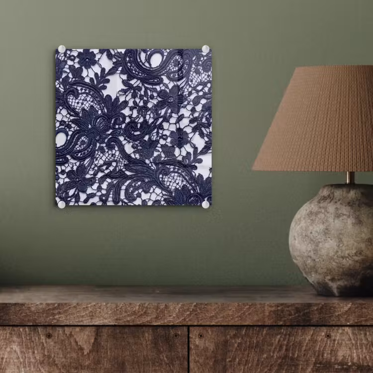 Glasbild - Dunkelblaue Spitze – Blumen — 4