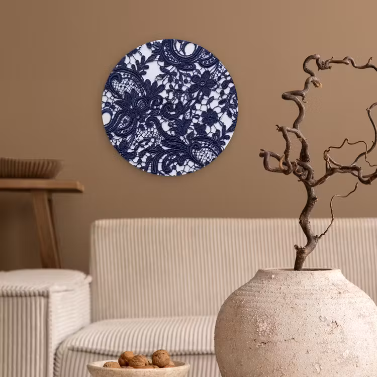 Glasbild Rund - Dunkelblaue Spitze – Blumen — 2
