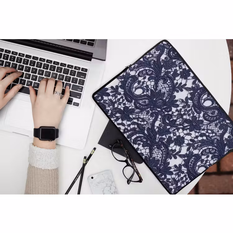 Laptop hülle - Dunkelblaue Spitze – Blumen — 3