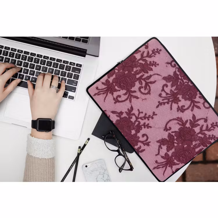 Laptop hülle - Bordeauxrotes Spitzenmuster — 3