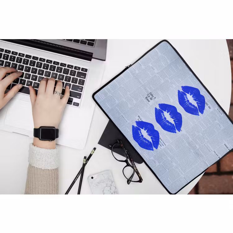 Laptop hülle - Zeitung „Blaue Lippen“ — 3