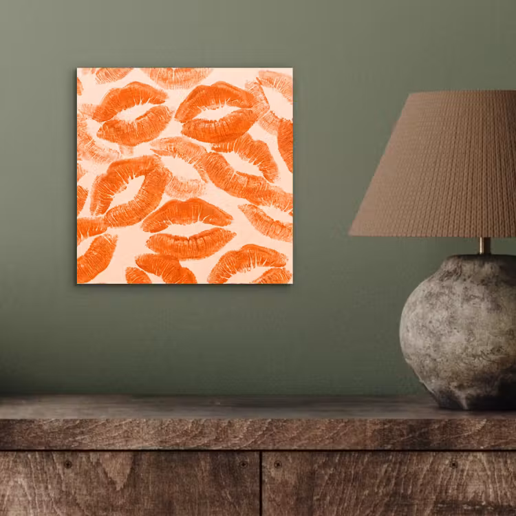 Alu-Dibond-Bild - Orangefarbene Kussabdrücke – Liebe — 3
