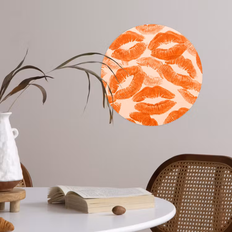 Runde Tapete - Orangefarbene Kussabdrücke – Liebe — 4