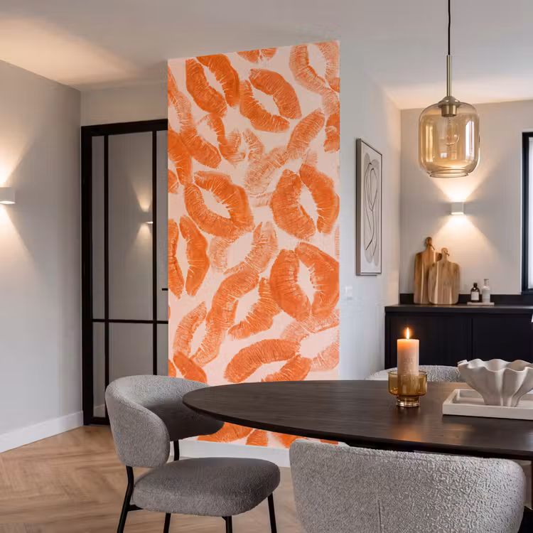 Tapete - Orangefarbene Kussabdrücke – Liebe — 5
