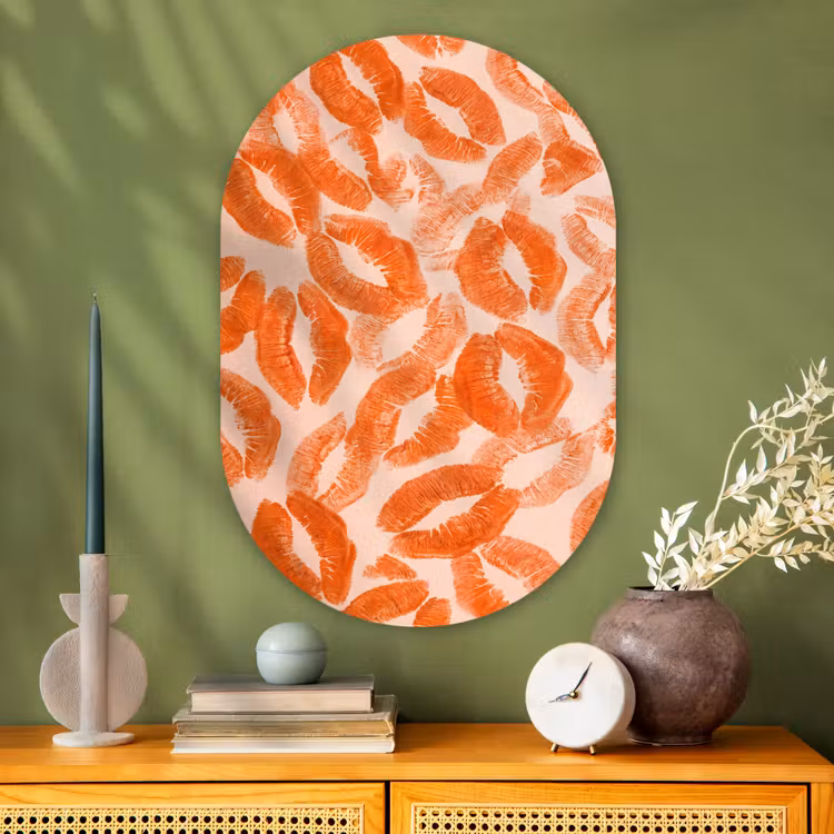 Glasbild Oval - Orangefarbene Kussabdrücke – Liebe — 2