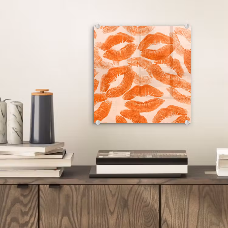 Glasbild - Orangefarbene Kussabdrücke – Liebe — 2