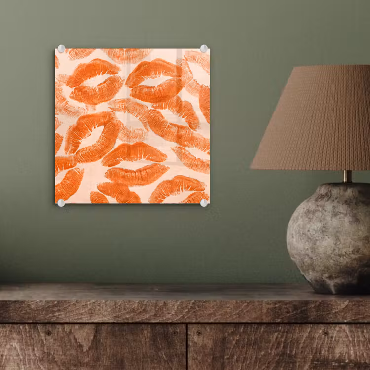 Glasbild - Orangefarbene Kussabdrücke – Liebe — 4