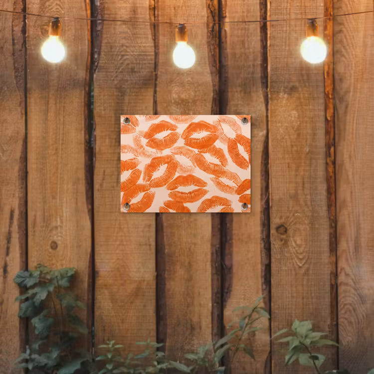 Gartenposter - Orangefarbene Kussabdrücke – Liebe — 2