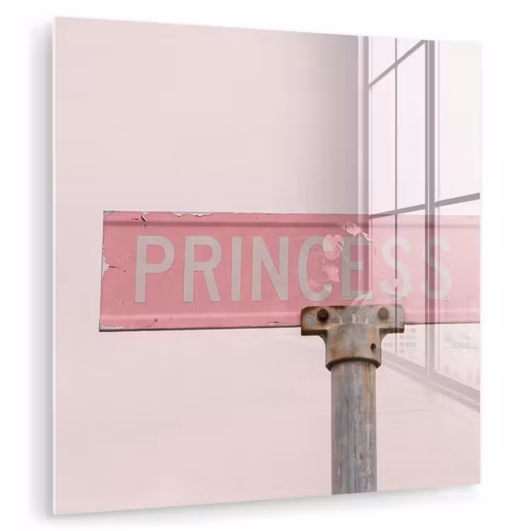 Glasbild - Rosa Straßenschild – Stadt — 1