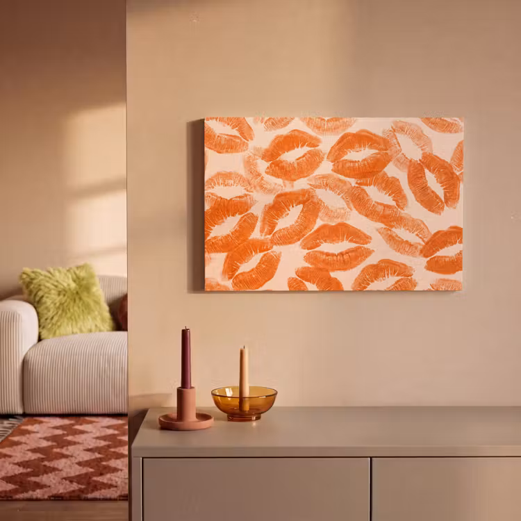 Leinwandbild - Orangefarbene Kussabdrücke – Liebe — 2