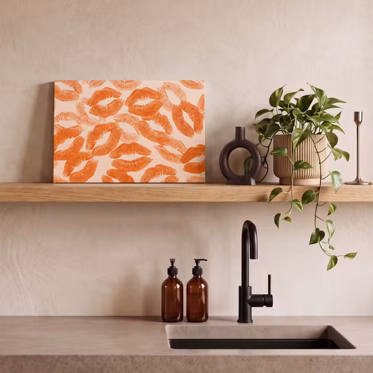 Leinwandbild - Orangefarbene Kussabdrücke – Liebe — 3