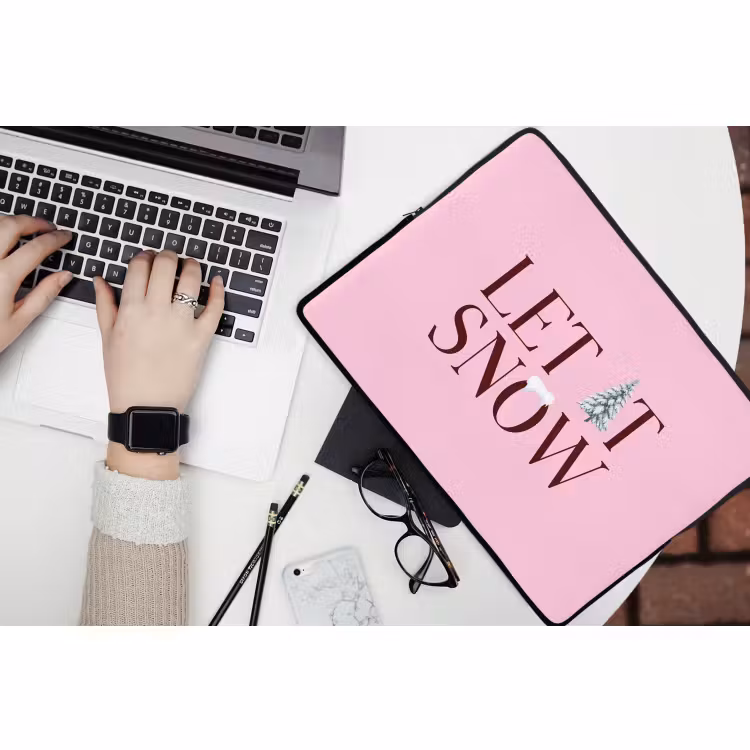 Laptop hülle - Weihnachten – Text – Schnee – Rosa — 3