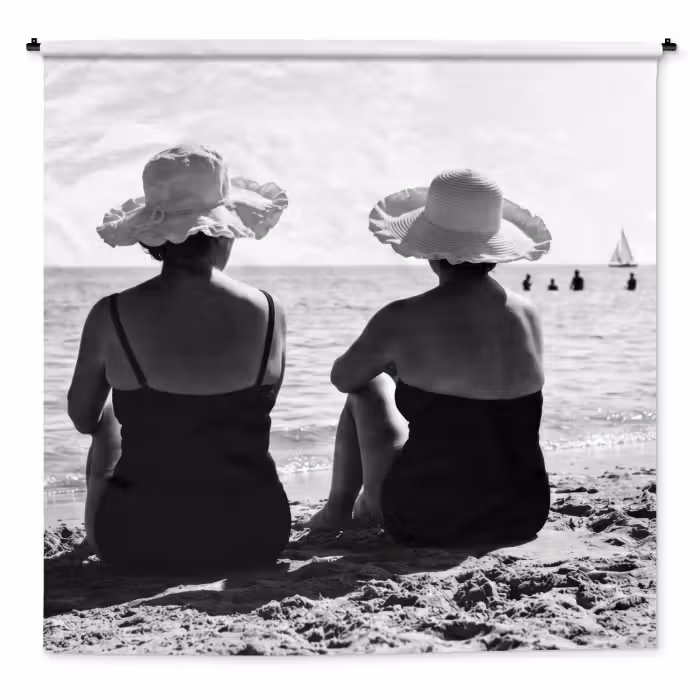 Wandteppich - Frauen – Sonnenhut – Strand – Schwarz – Weiß